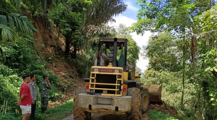 Alat Berat Siap Tempur, Jalan di Bomas dan Koto Baru Sudah Bisa Dilalui