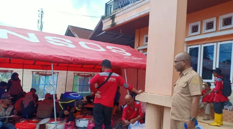 Asisten 1, Syahrial (kanan) bersama Tim Dapur Umum Pemkab Solok di Halaman Kantor Wali Nagari Kubang Putieh