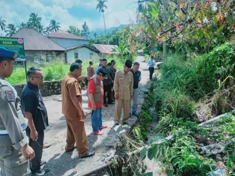 Bupati Agam Andri Warman didampingi sejumlah pejabat meninjau lokasi banjir bandang yang terjadi di Jorong Gasang, Nagari Maninjau, Kecamatan Tanjung Raya