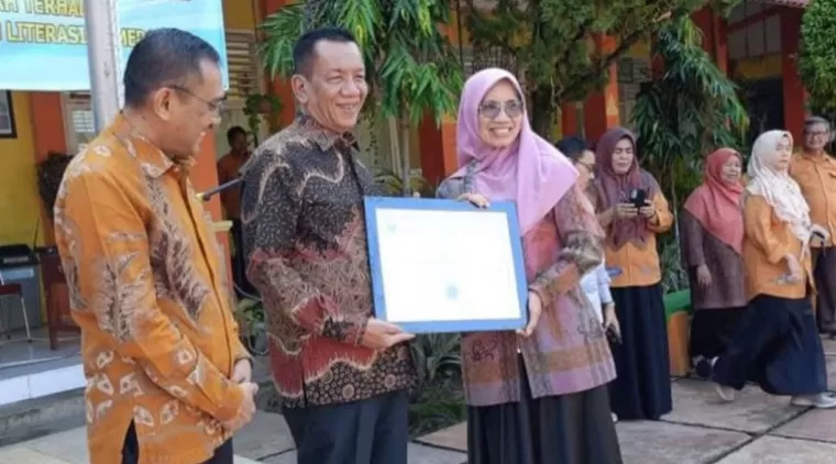 Bupati Pessel Terima Penghargaan Dari Kemendikbud Atas Capain Rapor Pendidikan 2022-2023