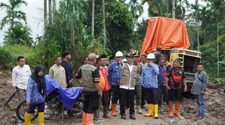 Dikunjungi Wabup, Pengungsi Sungai Manau Korban Galodo Terharu