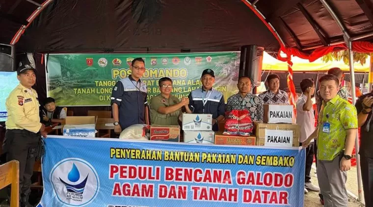 Dirut dan Dirum Perumda Air Minum Padang Turun Langsung Bantu  Korban Galodo