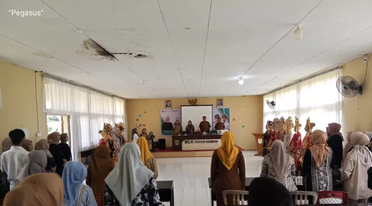 Disnakerperin kota Payakumbuh bekerjasama dengan BLK Provinsi Sumatra Barat dengan memberikan pembekalan ilmu dalam tata rias, bertempat di aula pelatihan BLK Provinsi Sumatra Barat, Senen 27 Mei 2024.