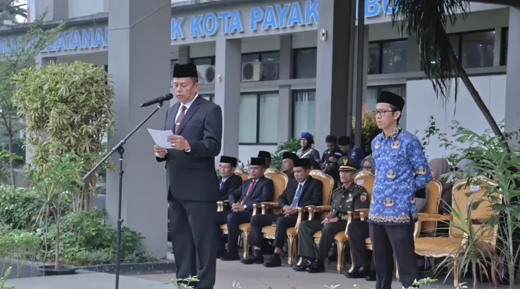 Asisten II Elzadaswarman, S.Km., MPPM pada upacara peringatan Harkitnas ke 116, digelar di halaman kantor Balaikota Payakumbuh, Senin 20 Mei 2924.