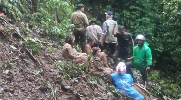 Gubernur Mahyeldi Turun Langsung untuk Mengevakuasi Korban ke Dasar Jurang Saat Sitinjau Lauik Lonsor