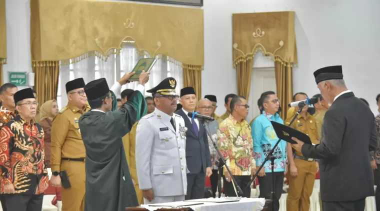 Gubernur Sumbar Mahyeldi melantik Ir. Suprayitno, MA sebagai Pj Walikota Payakumbuh, menggantikan Jasman, pelantikan diadakan di auditorium Gubernuran Sumbar, Senin 27 Mei 2024 sore.