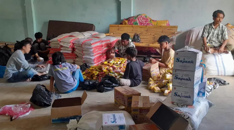 Masyarakat Kampung Tanjung, Koto XI Tarusan Melakukan Penggalangan Dana untuk Membantu Musibah di Sumatera Barat