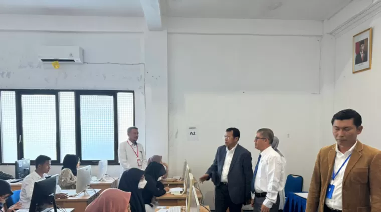Pasca Banjir Bandang, Empat Peserta Ditransfer ke UNP oleh Prof. Ganefri Monev Pelaksanaan Ujian di Pusat UTBK ISI Padang Panjang