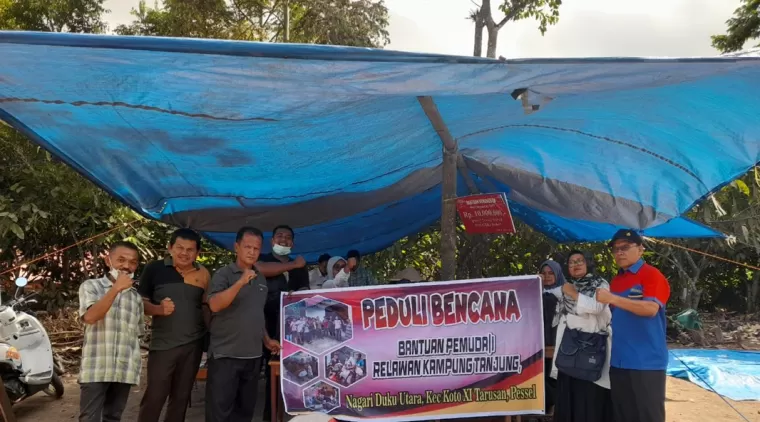 Pemuda/i Kampung Tanjung Duku Utara Koto XI Tarusan Serahkan Bantuan Kepada Korban Bencana di Sumbar