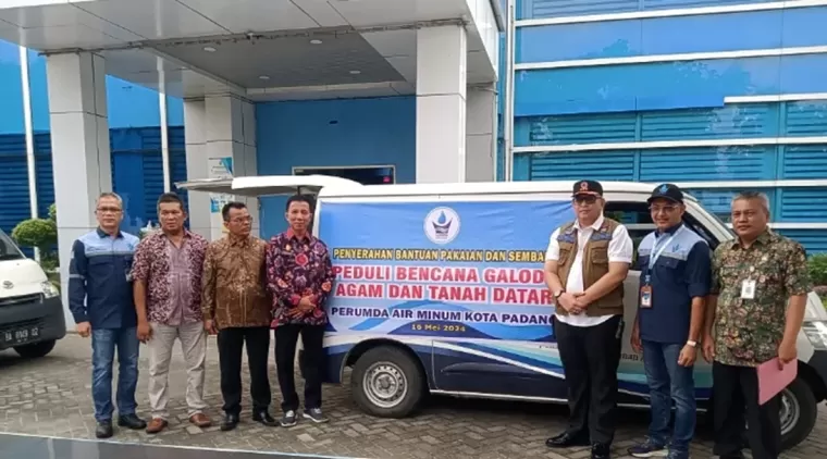 Perumda Air Minum Kota Padang Memberikan Bantuan kepada Korban Banjir Bandang Tanah Datar dan Agam