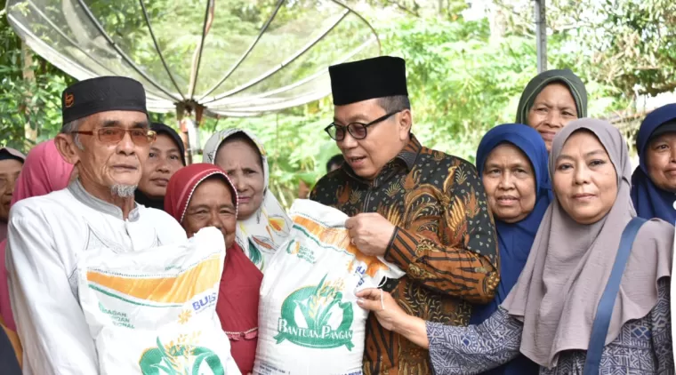 Jumat 17 Mei 2024, bertempat di kelurahan Koto Kociak Kubu Tapak Rajo,Pj. Walikota Payakumbuh Jasman Dt. Bandaro Bendang menyerahkan secara simbolis bantuan Cadangan Beras Pemerintah.