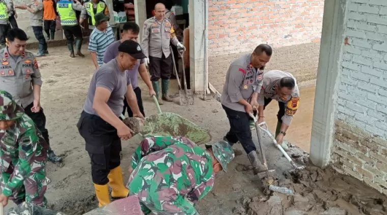 Polru dan TNI bersihkan lumpur dalam rumah warga pasca banjir bandang di ngarai sianok