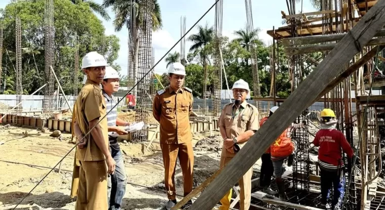 Wawako Ramadhani (tengah) meninjau pembangunan Gedung Perpustakaan Daerah dikawasan Komplek Terminal Bareh Solok