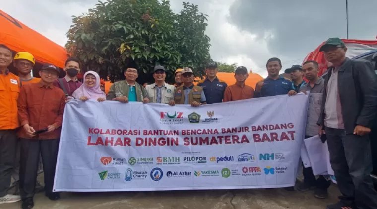 Rektor UIN Imam Bonjol dan Tim Mitigasi Bencana Beri Bantuan ke Korban Banjir Bandang Sumbar