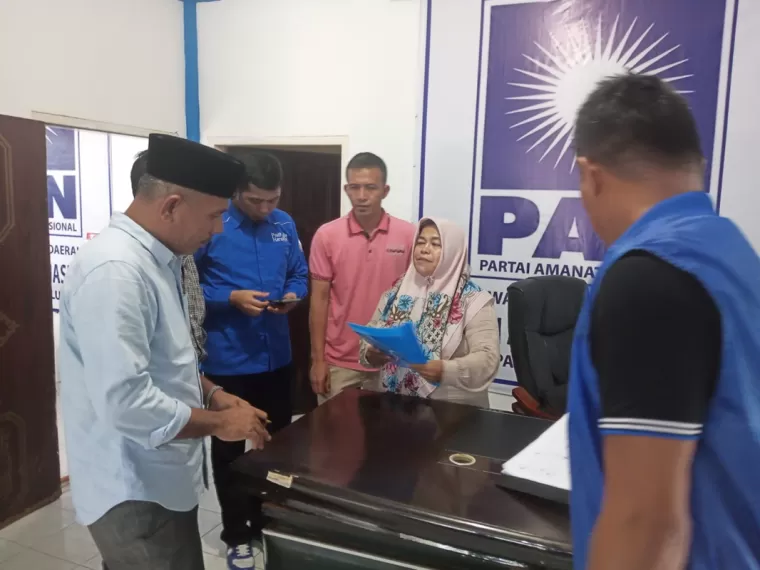 Safni Sikumbang berasal dari nagari Sariak Laweh kecamatan Akabiluru kabupaten Limapuluh Kota mendaftar ke DPD PAN kabupaten Limapuluh Kota, Selasa 30 April 2024 sore.