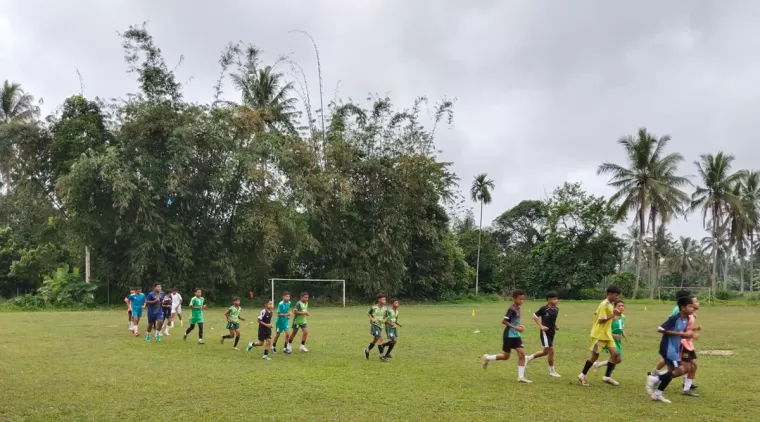 Sekolah Sepak Bola (SSB) KU-14 se-kota Payakumbuh kembali latihan di lapangan Muda's Top Lampasi, kecamatan Lamposi Tigo Nagori, Minggu 26 Mei 2024