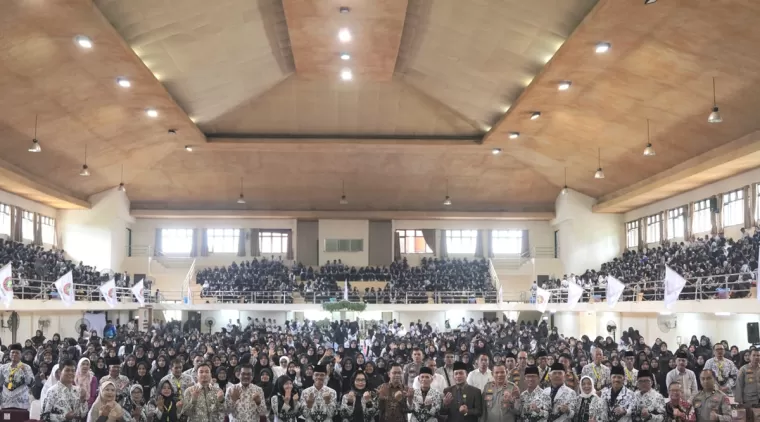 Disaksikan 5000 orang, Bupati Safaruddin menerima penghargaan dari PGRI Sumatera Barat, di gedung serbaguna Politani Tanjung Pati, kecamatan Harau, Kamis 30 Mei 2024.