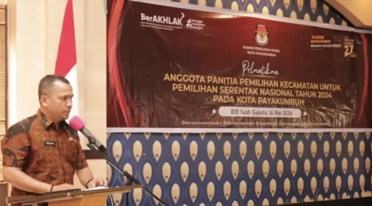 Asisten III Setdako Payakumbuh Ifon Satria Chan ketika memberikan sambutan pelantikan 25 anggota PPK se kota Payakumbuh, bertempat di aula BIB kota Payakumbuh, Kamis 16 Mei 2024 siang.