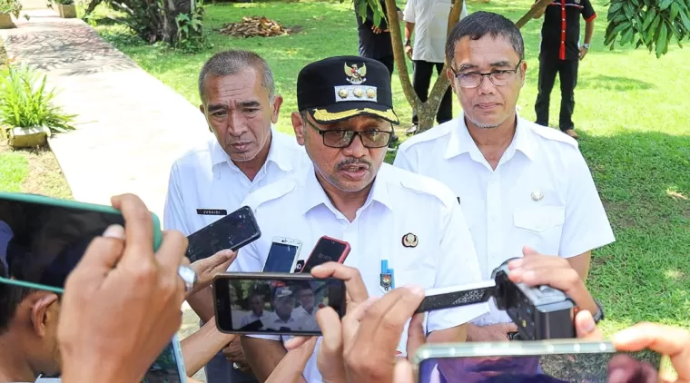 Pj Wako Payakumbuh Suprayitno didampingi Sekda Rida Ananda dan Kadis Kominfo Junaidi diwawancarai wartawan usai tiga rangkaian kegiatan, Rabu 29 Mei 2024.