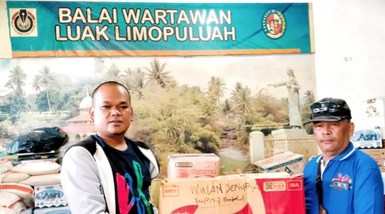 Wakil ketua DPRD kota Payakumbuh Wulan Denura melalui adik kandungnya Bayu Denura serahkan bantuan bencana alam Sumbar ke Balai Wartawan, saat insan pers Luak Limopuluah tengah sibuk mempacking bantuan untuk korban bencana alam Sumatera Barat