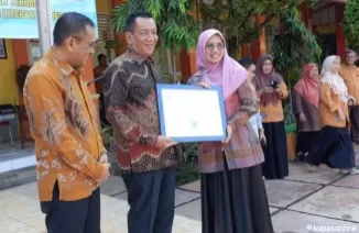 Bupati Pessel Terima Penghargaan Dari Kemendikbud Atas Capain Rapor Pendidikan 2022-2023