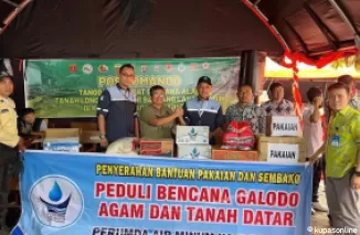 Dirut dan Dirum Perumda Air Minum Padang Turun Langsung Bantu  Korban Galodo