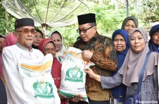 Jumat 17 Mei 2024, bertempat di kelurahan Koto Kociak Kubu Tapak Rajo,Pj. Walikota Payakumbuh Jasman Dt. Bandaro Bendang menyerahkan secara simbolis bantuan Cadangan Beras Pemerintah.