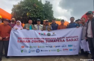 Rektor UIN Imam Bonjol dan Tim Mitigasi Bencana Beri Bantuan ke Korban Banjir Bandang Sumbar