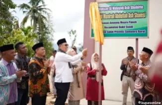 Bupati Epyardi Asda membuka selubung  papan nama Masjid Munirah Abdullah Ash Shamsi Jorong Sawah Ampang, Muaro Paneh.