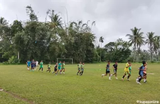 Sekolah Sepak Bola (SSB) KU-14 se-kota Payakumbuh kembali latihan di lapangan Muda's Top Lampasi, kecamatan Lamposi Tigo Nagori, Minggu 26 Mei 2024