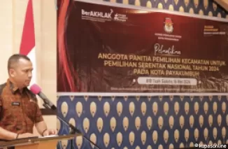 Asisten III Setdako Payakumbuh Ifon Satria Chan ketika memberikan sambutan pelantikan 25 anggota PPK se kota Payakumbuh, bertempat di aula BIB kota Payakumbuh, Kamis 16 Mei 2024 siang.