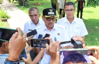 Pj Wako Payakumbuh Suprayitno didampingi Sekda Rida Ananda dan Kadis Kominfo Junaidi diwawancarai wartawan usai tiga rangkaian kegiatan, Rabu 29 Mei 2024.