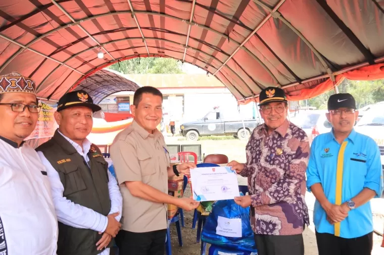 Baznas Kota Padang menyalurkan bantuan dari para muzakki kepada korban bencana banjir lahar dingin
