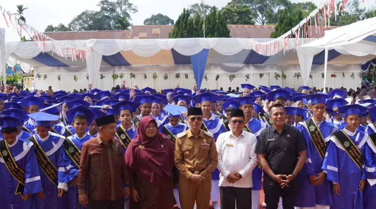 Acara wisuda Tahfidz Al Quran semarak di Limapuluh Kota dan perpisahan siswa/i MTsN 2 Limapuluh Kota di Limbanang, Suliki, Senin 3 Juni 2024.