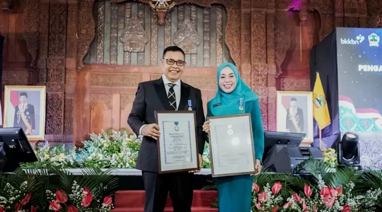 Bupati Epyardi Asda dan Hj. Emiko Epyardi Asda, usai menerima Penghargaan tingkat Nasional dari BKKBN Pusat di Semarang
