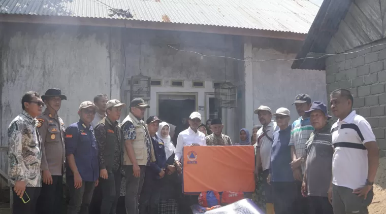 Bupati Limapuluh Kota Safaruddin, Bangun Rumah Nenek Nurbaina, Kamis 13 Juni 2024.