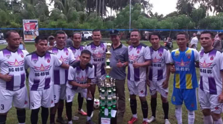 Bupati Pessel Hadiri Pertandingan Turnamen Sepak Bola Legend Cup U-40 Di Ranah Pesisir