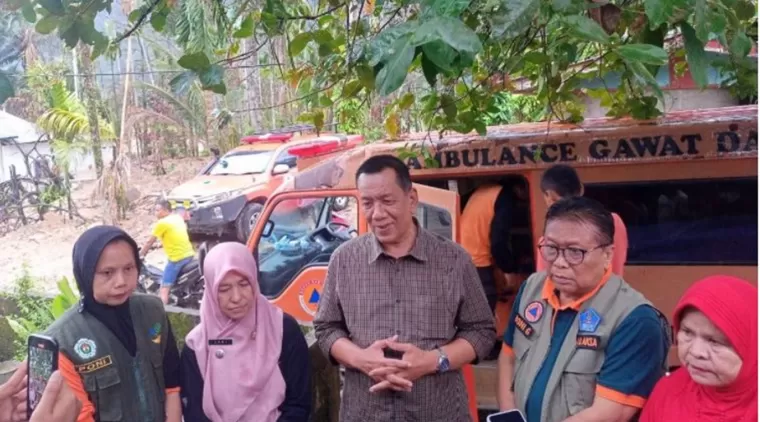 Bupati Pessel Salurkan Bantuan Kepada Korban Banjir di Koto XI Tarusan