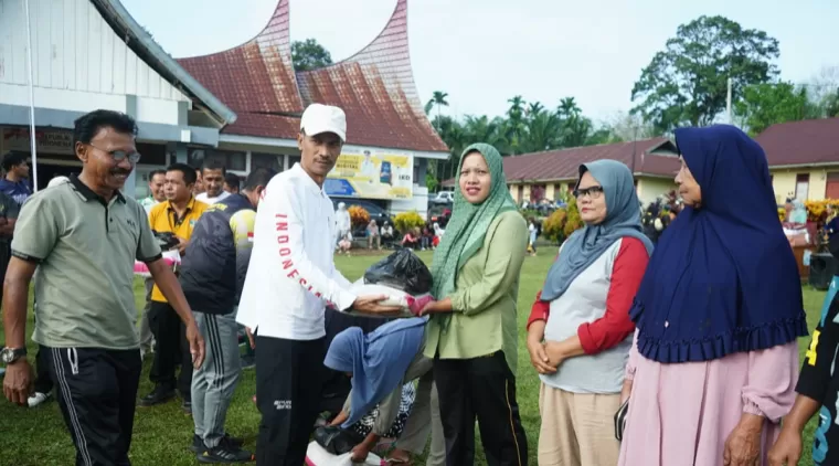 CFD di SJJ, Bupati Salurkan Bantuan Paket Sembako BAZNas Solok Selatan