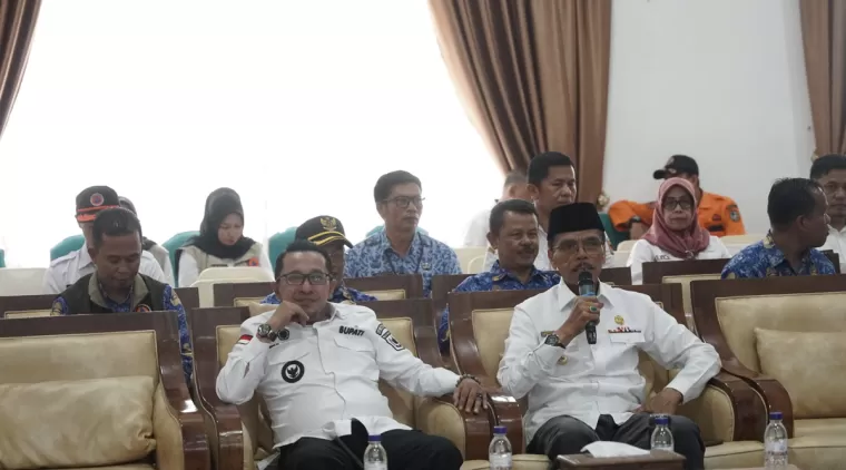 Bupati Safaruddin ketika mengantarkan bantuan langsung ke daerah terdampak bencana di Tanah Datar, Rabu 19 Juni 2024.