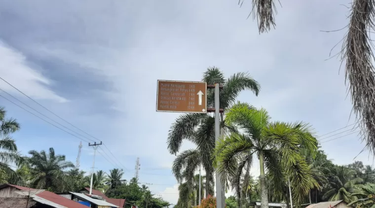 Salah satu rambu penunjuk arah tak jauh dari gerbang kota di utara Kota Pariaman.(Trisnaldi).