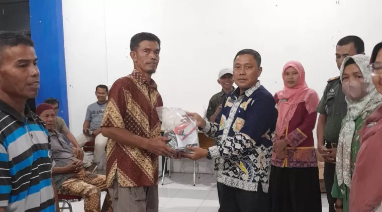 Saat penyerahan bantuan program pompanisasi Kementan ke kelompok tani penerima di Kota Pariaman.