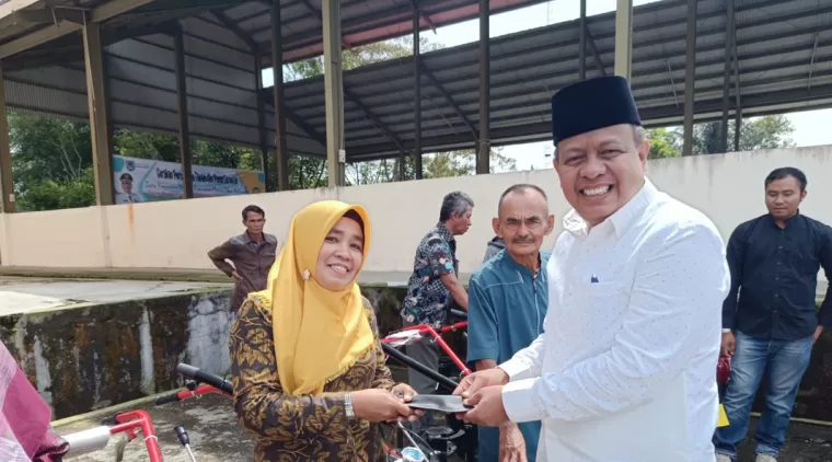 Fraksi Partai Golkar DPRD Payakumbuh lewat ketua fraksi YB. Dt. Parmato Alam, serahkan bantuan Alsintan Se-Kota Payakumbuh, Rabu 19 Juni 2024.