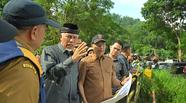 Gubernur Mahyeldi Tinjau Dampak Banjir dan Salurkan Bantuan, Rencana Normalisasi Sungai di Ngarai Sianok