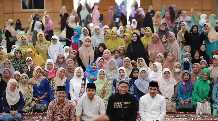 Ustaz Salim A Fillah (baju hitam), Wawako Ramadhani Kirana Putra (kanan), Kadis DPMPPA, Delfianto dan Kabag Kesra, Feri Hendria (kiri) bersama kaum Muslimah usai acara Kajian Muslimah di Gedung Kubuang Tigo Baleh.