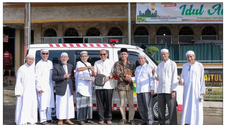 Hari Raya Idul Adha, Ketua DPRD Sumbar Serahkan Ambulans untuk Jamaah Masjid Baitul Mukmin Labuah Baru