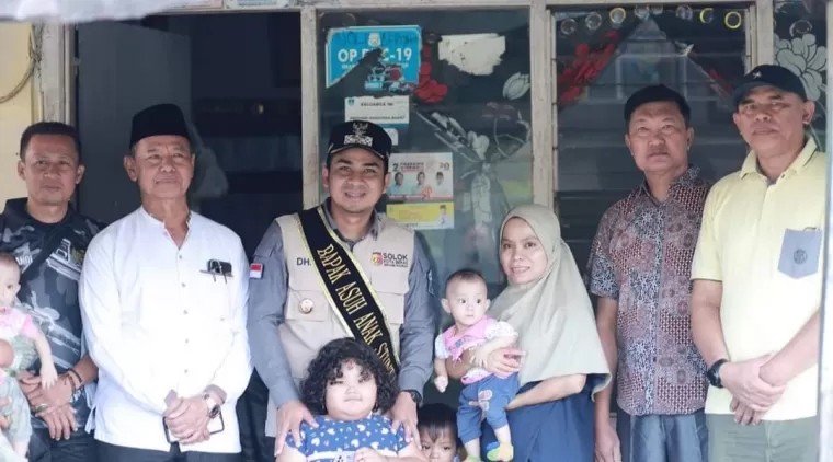 Sebagai Bapak Asuh Anak Stunting, Ramadhani Kirana Putra, didampingi Kepala DPPKB, Ardinal (kanan), Ketua Baznas Kota Solok, H. Zaini (2 kiri) saat mengunjungi rumah salah seorang warga yang beresiko stunting.