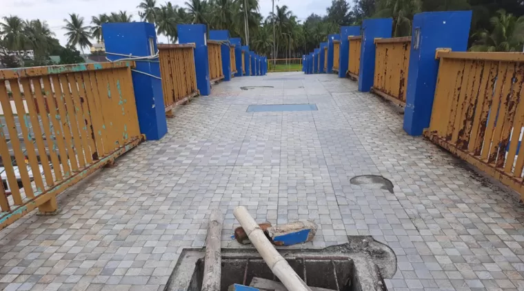 Manhole kaca jembatan wisata gandoriah yang sudah pecah dengan rambu darurat di sekitarnya.(Trisnaldi).