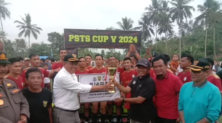 Ketua Kormi Payakumbuh YB. Dt. Parmato Alam Serahkan Hadiah Juara I Kepada Aroma FC, Minggu 2 Juni 2024.