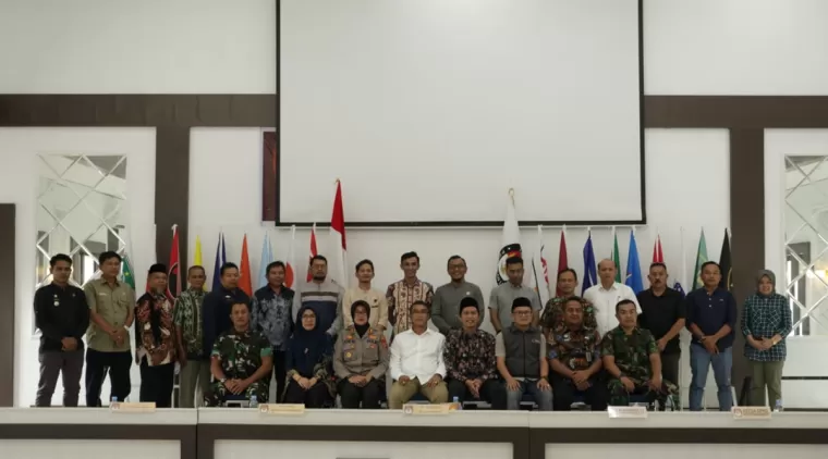 Pj. Walikota Payakumbuh diwakili Sekda Rida Ananda usai rakor di kantor KPU Payakumbuh, Jumat 21 Juni 2024 siang. Foto bersama.